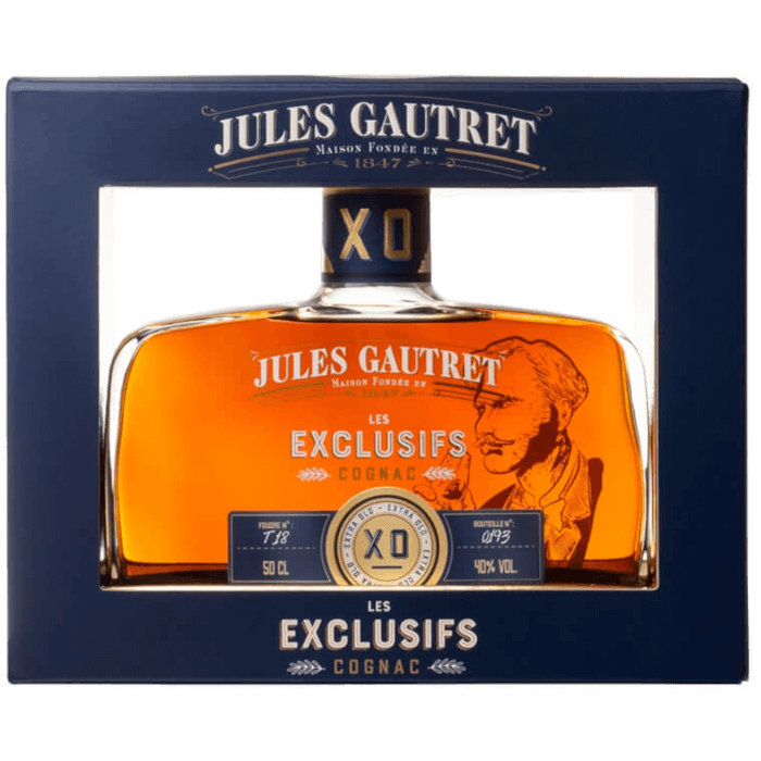 https://www.lescavesjulesgautret.com/media/catalog/product/cache/207e23213cf636ccdef205098cf3c8a3/c/o/cognac-coffret-carafe-xo-les-exclusifs-jules-gautret-70-cl_3.png